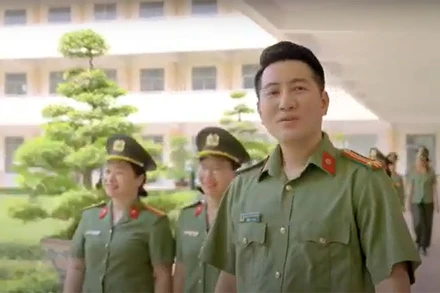 Ca sĩ Nguyễn Phi Hùng trình bày ca khúc trong MV.