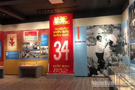 Tấm băng-rôn mừng chiến công treo tại Bờ Hồ năm 1972.