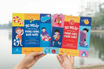 Bộ sách “30 ngày cùng em học hiểu về phòng cháy chữa cháy” và “30 ngày cùng em học hiểu về phòng chống đuối nước”. (Ảnh: Đinh Tị Books)