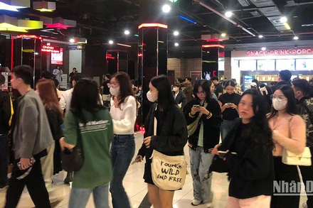 Khán giả xếp hàng dài đợi xem phim. (Ảnh: VŨ ANH)