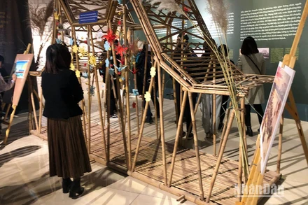 Mô hình cầu Long Biên bằng tre.