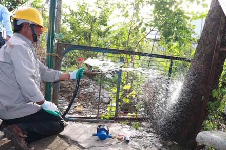 Xí nghiệp Cấp nước Sinh hoạt Nông thôn TP Hồ Chí Minh lắp đặt đồng hồ nước miễn phí cho các hộ dân có hoàn cảnh khó khăn.