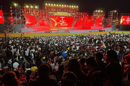 Chương trình nghệ thuật đặc biệt “Non sông gấm vóc - Một dải vinh quang”tại Điện Biên.