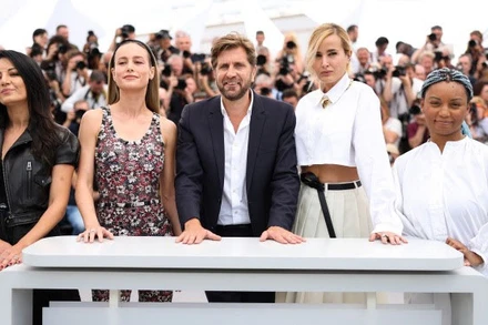 Ban giám khảo Liên hoan phim Cannes tại buổi khai mạc. (Ảnh: Variety)