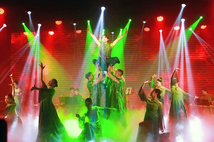 Các tiết mục kết hợp công nghệ, ánh sáng với nghệ thuật truyền thống. (Ảnh: Ban tổ chức)