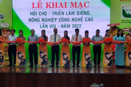 Cắt băng khai mạc Hội chợ-Triển lãm.
