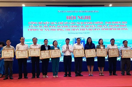 Chủ tịch Ủy ban nhân dân tỉnh Bình Dương Võ Văn Minh trao tặng Bằng khen cho tập thể và cá nhân.