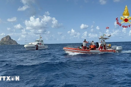 Lực lượng cứu hộ tìm kiếm người mất tích sau vụ chìm du thuyền Bayesian ở ngoài khơi Sicily của Italia. (Ảnh: THX/TTXVN)