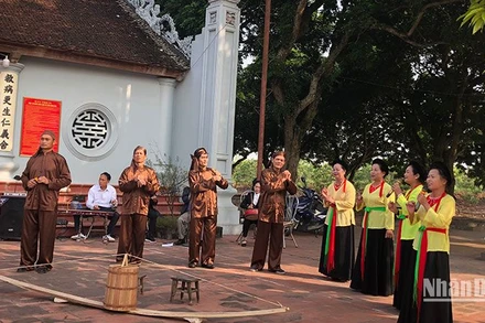 Trình diễn hát trống quân, một loại hình di sản dân gian tại đền Hóa Dạ Trạch, Hưng Yên.