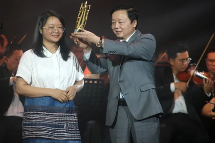 Phó Thủ tướng Trần Hồng Hà trao giải cho đạo diễn trẻ Hà Lệ Diễm tại lễ bế mạc Liên hoan phim năm 2023. (Ảnh: Ban tổ chức)