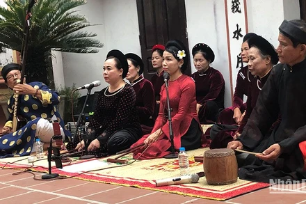 Các nghệ nhân trình diễn ca trù tại đền Mẫu Đào Nương, Hưng Yên.