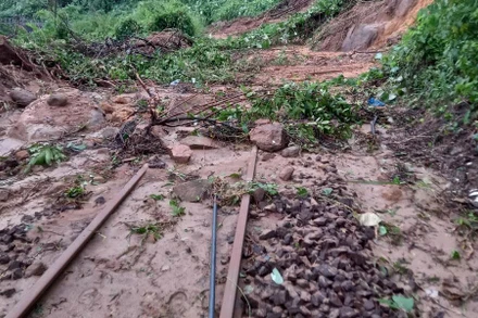 Đường sắt bị bùn đất lấp kín.