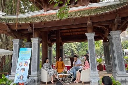 Tọa đàm của Linh Lan Books tại Hồ Văn (Văn Miếu Quốc Tử Giám, Hà Nội) được livestream trên mạng xã hội, thu hút đông đảo bạn đọc.