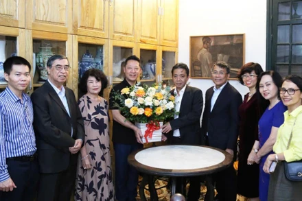 Đoàn Ủy ban Quốc gia UNESCO Việt Nam đến chúc mừng gia đình cố nhạc sĩ Hoàng Vân. (Ảnh: Ủy ban cung cấp)