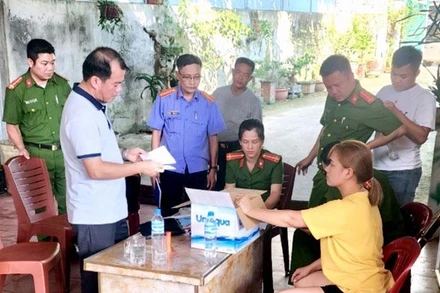 Cơ quan Cảnh sát điều tra Công an tỉnh Tuyên Quang khám xét nơi ở của đối tượng Phan Thị Hồng.