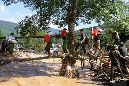 Lực lượng Công an tiếp tế cho người dân bản Hòa Sơn. (Ảnh: TTXVN)