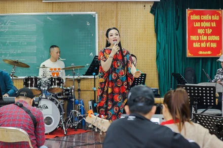 Ca sĩ Tân Nhàn luyện tập chuẩn bị cho "Con đường âm nhạc". (Ảnh: Ban tổ chức)