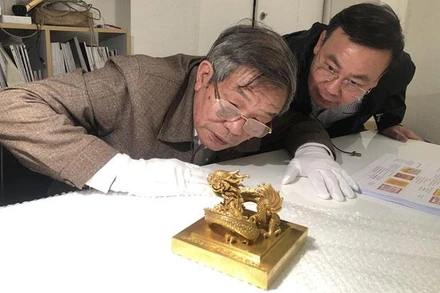 TS Phạm Quốc Quân, TS Nguyễn Văn Đoàn, Giám đốc Bảo tàng lịch sử quốc gia nghiên cứu, đánh giá hiện trạng và tính xác thực của ấn vàng “Hoàng đế chi bảo” lưu giữ tại Văn phòng Hãng đấu giá Millon. (Ảnh: Bộ Văn hóa, Thể thao và Du lịch)