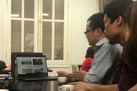 Đạo diễn, Giám đốc Lê Anh giới thiệu về bộ sách.