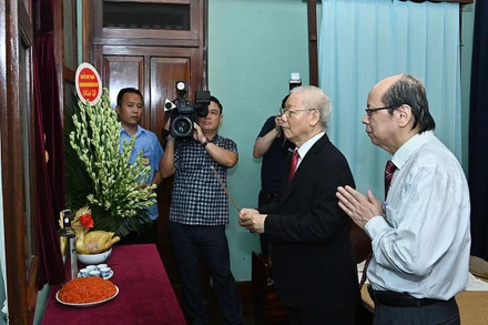 Tổng Bí thư Nguyễn Phú Trọng dâng hương, tưởng niệm Chủ tịch Hồ Chí Minh. 