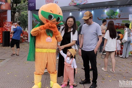 Người dân Hà Nội hào hứng với lễ hội.