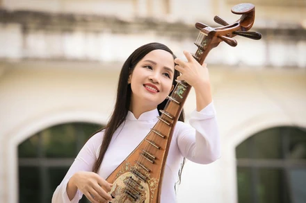 Nghệ sĩ đàn tỳ bà Vũ Diệu Thảo. (Ảnh: BÌNH QUÁCH)