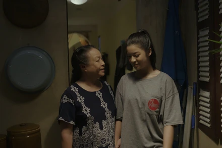 NSND Thanh Quý và diễn viên Võ Hoài Anh trong phim. (Ảnh: VFC)