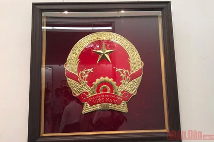 Mẫu Quốc huy của họa sĩ Bùi Trang Chước. 