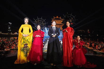 Nhà thiết kế Thạch Linh và đại diện các người mẫu trình diễn hai bộ sưu tập. (Ảnh: Ban tổ chức)