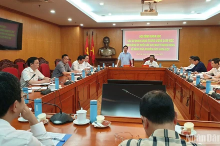 Bí thư Đảng ủy Khối các cơ quan Trung ương Nguyễn Văn Thể phát biểu định hướng nhiệm vụ nghiên cứu khoa học trong Đảng bộ Khối.