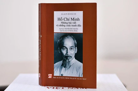 Cuốn “Hồ Chí Minh: Những bài viết và những cuộc tranh đấu”. (Ảnh: Ban tổ chức giải cung cấp)