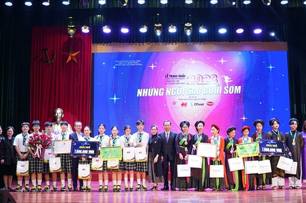 Các thí sinh và tập thể được trao giải. (Ảnh: Ban tổ chức)