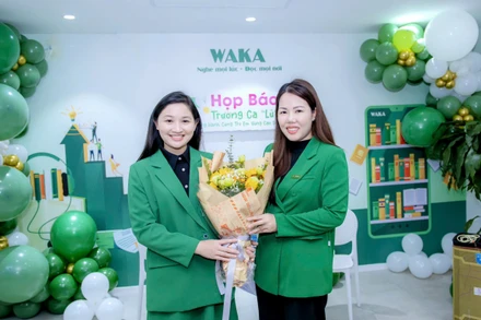 Nhà thơ Lữ Mai và bà Phùng Thị Như Quỳnh, Phó Giám đốc WAKA.