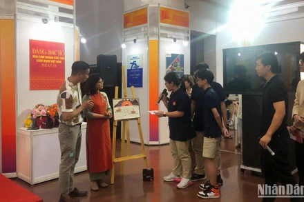 Các em học sinh tham gia trò chơi trong khuôn khổ Ngày Sách và Văn hóa đọc tại Thư viện Quốc gia.