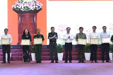 Trung tướng Nguyễn Văn Gấu, lãnh đạo Thành ủy Cần Thơ trao bằng khen cho các tập thể có nhiều đóng góp trong bảo vệ an ninh Tổ quốc.