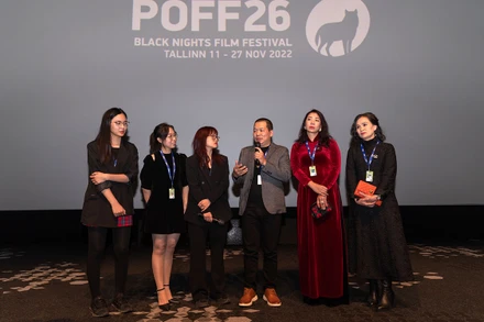 Đạo diễn Lương Đình Dũng (giữa) cùng đoàn làm phim "578-Phát đạn của kẻ điên" giao lưu với khán giả tại Liên hoan phim Black Nights. (Ảnh: Nhà sản xuất cung cấp)