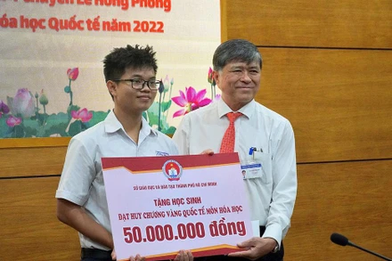 Ông Nguyễn Văn Hiếu, Giám đốc Sở Giáo dục và Đào tạo Thành phố Hồ Chí Minh trao thưởng cho em Nguyễn Việt Phong.
