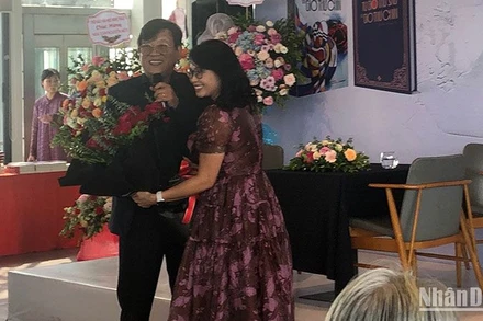 Bà Vũ Phương Liên, Giám đốc Liên Việt Books tặng hoa cho nhà văn Nguyễn Một.