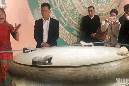 Thuyết minh về hiện vật trống đồng lớn nhất Việt Nam phát hiện được cho đến nay. 