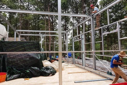 Tháo dỡ nhà kính, nhà lưới trên đất lâm nghiệp tại địa bàn phường 5, TP Đà Lạt.