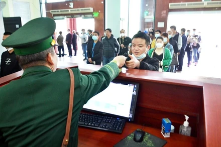 Làm thủ tục cho du khách Trung Quốc nhập cảnh vào Việt Nam tại Cửa khẩu quốc tế đường bộ Hồ Kiều 2, sáng ngày 8/1/2023. (Ảnh: QUỐC HỒNG)