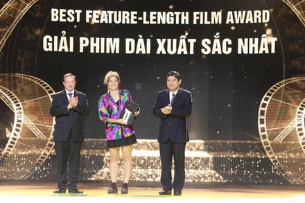 Đại diện đoàn làm phim "Paloma"nhận giải thưởng. (Ảnh: KHIẾU MINH)