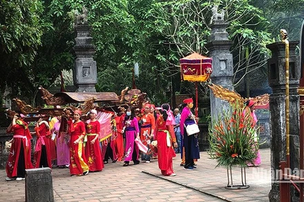 Người dân tham gia lễ rước tại lễ hội Hoa Lư, Ninh Bình.