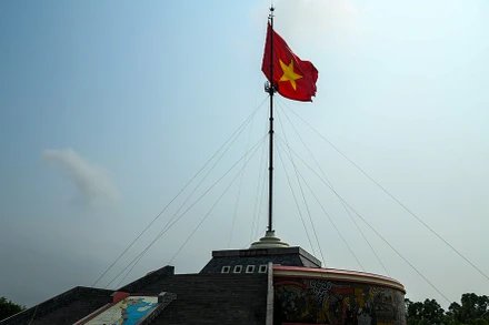 Cột cờ Hiền Lương (Kỳ đài Hiền Lương). (ẢNh: THÀNH ĐẠT)