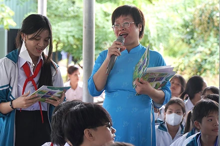 Giám đốc, Tổng Biên tập Nhà xuất bản Phụ nữ Việt Nam Khúc Thị Hoa Phượng chia sẻ về bộ sách. (Ảnh: Nhà xuất bản Phụ nữ Việt Nam)