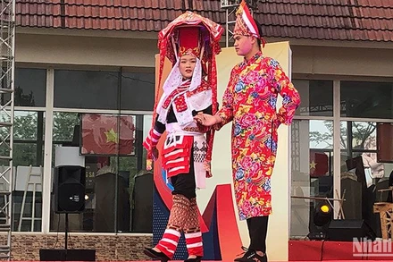 Trình diễn trang phục dân tộc tại Làng trong dịp Tuần Đại đoàn kết các dân tộc năm 2022.