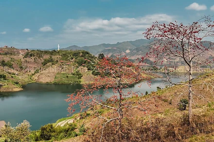 Cảnh đẹp vùng núi Tây Bắc trong MV "Khói lam chiều" của ca sĩ Hà Thơm.