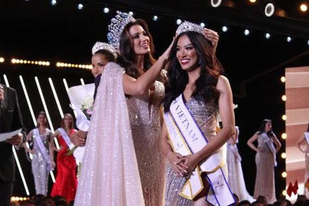 Nguyễn Huỳnh Kim Duyên nhận tiara Á hậu 2. (Ảnh: Global beauty)