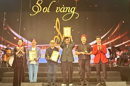 Ban tổ chức trao trao 3 giải Sol Vàng cho 3 hạng mục. (Ảnh: Ban tổ chức)