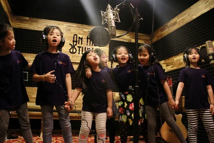 Các diễn viên nhí đang tập luyện cho buổi nhạc kịch. (Ảnh: Ban tổ chức cung cấp)